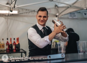  Barman Míra z Barman.cz míchá koktejl  