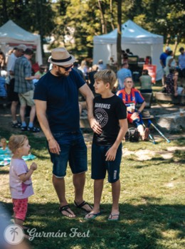  Táta s dětmi na gastronomickém festivalu v Sušici 