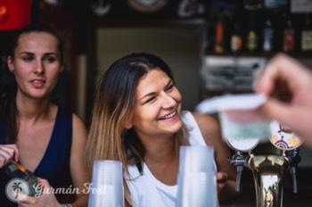  Barmanky Andrea a Jana z kiosku 